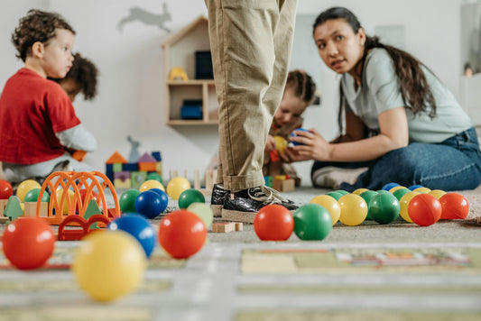 Selbstständigkeit fördern: Montessori-Übungen für den Alltag mit Kleinkindern